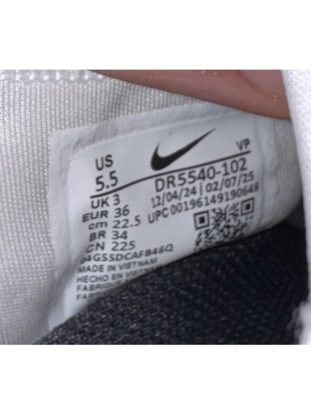 Nike Go FlyEase Womens Athletic Easy On/Off Shoes Sneakers Size 5.5 White Black